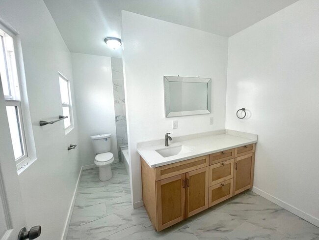 Building Photo - BELLA APARTMENTS: Beautiful Studio - 1 Bath