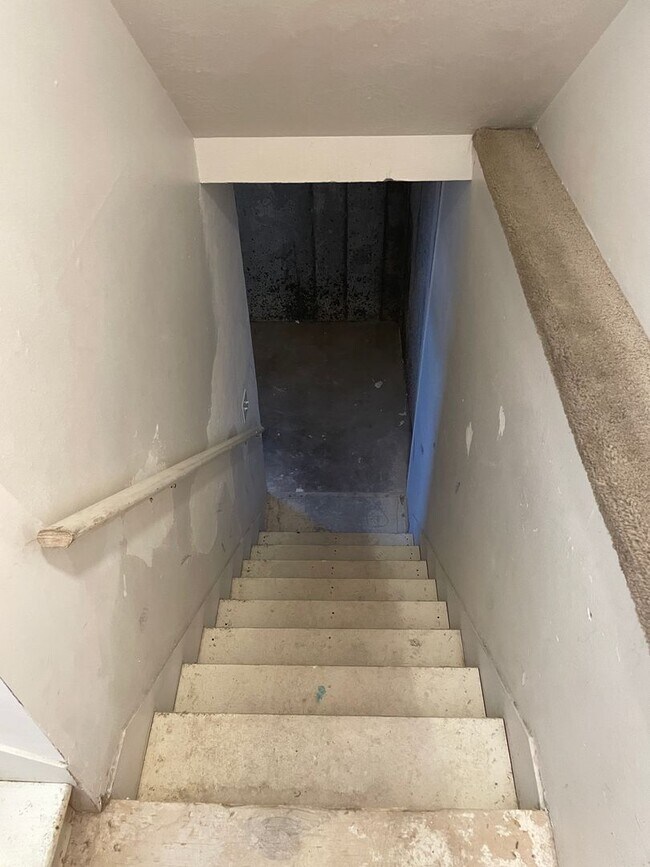 Building Photo - Spacious 3-bedroom 1.5 Bath Twin-Home with a Fenced Backyard