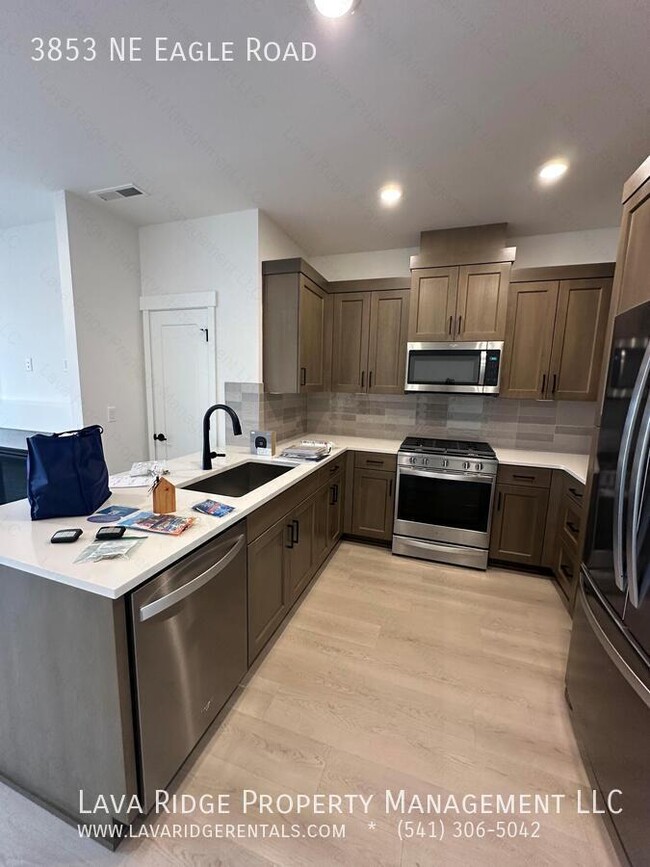 Building Photo - 3853 NE Eagle Rd