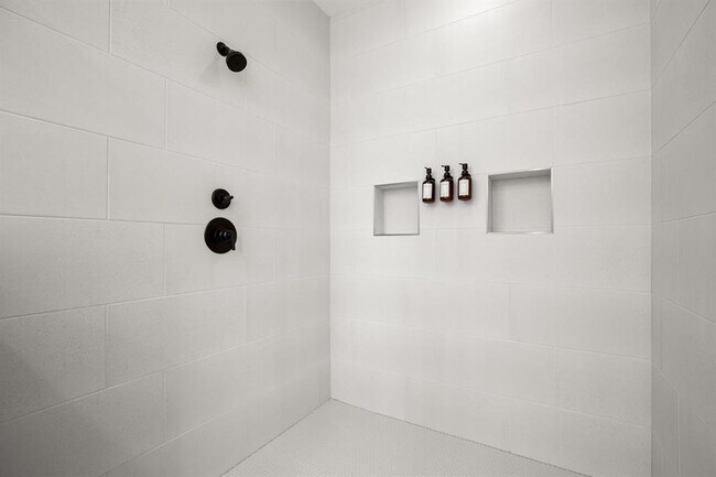 Building Photo - 1006 Winsted Ln