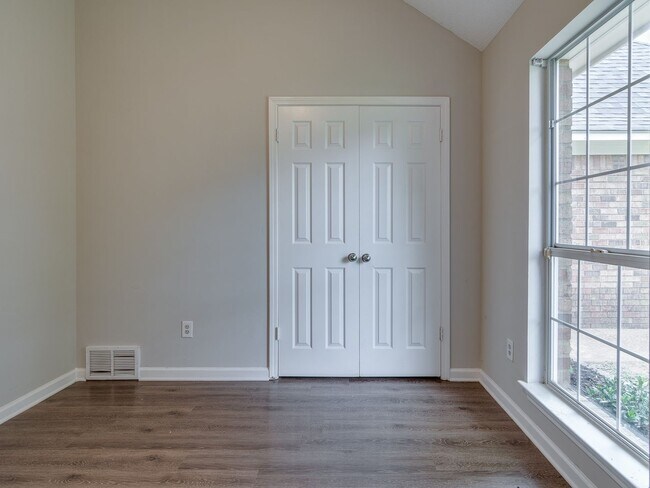 Building Photo - Fully Renovated 3BD/2BA!