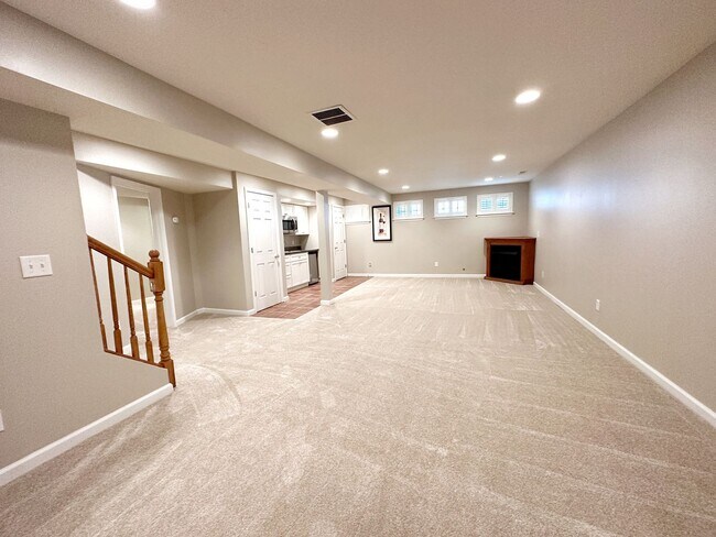 Building Photo - 6 Savannah Hill Dr