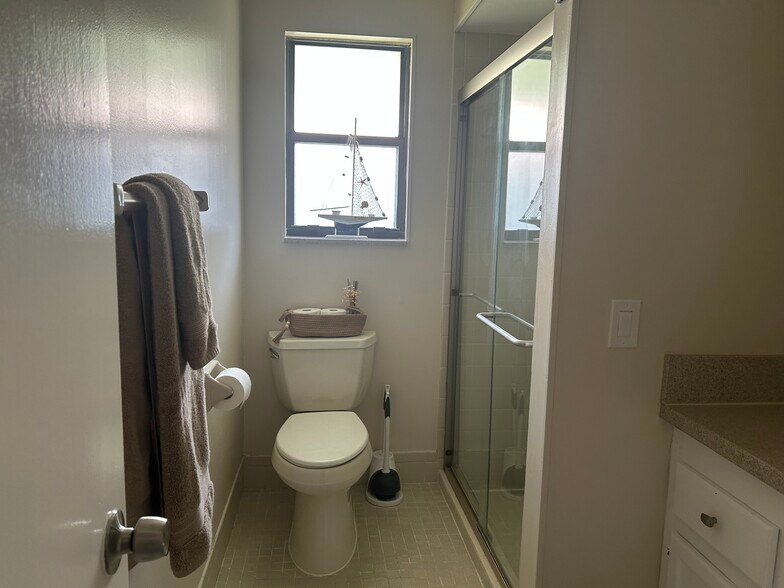 Building Photo - 1127 E Seminole Ave