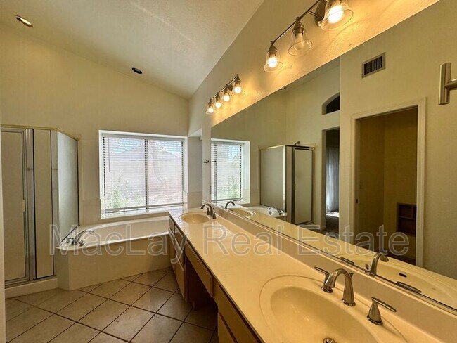 Building Photo - 1667 S Sycamore Pl