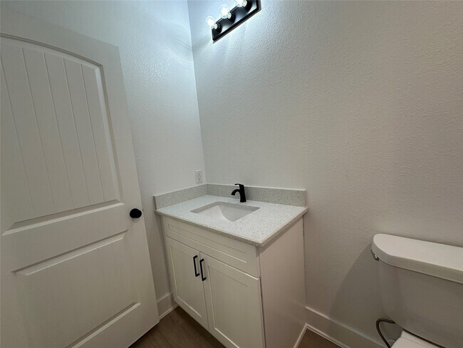 Building Photo - 243 Broadhurst Dr