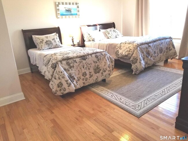 Building Photo - 1093 Shippan Ave