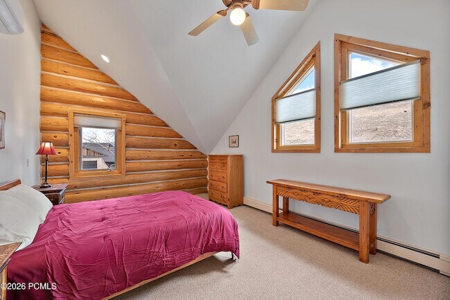 Building Photo - 948 S Foothill Dr