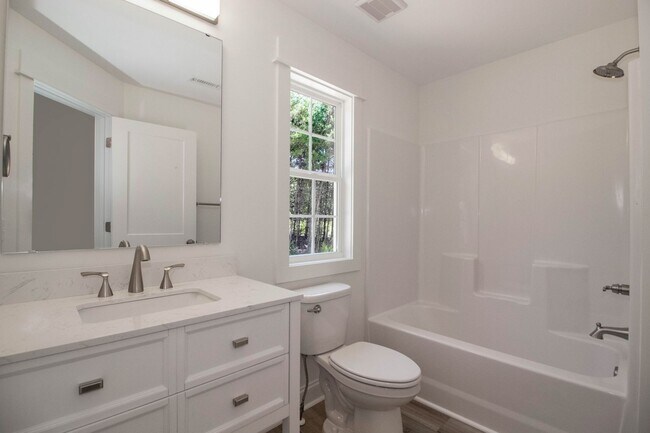 Building Photo - Lux Three Bedroom Townhouse in Sherrills Ford