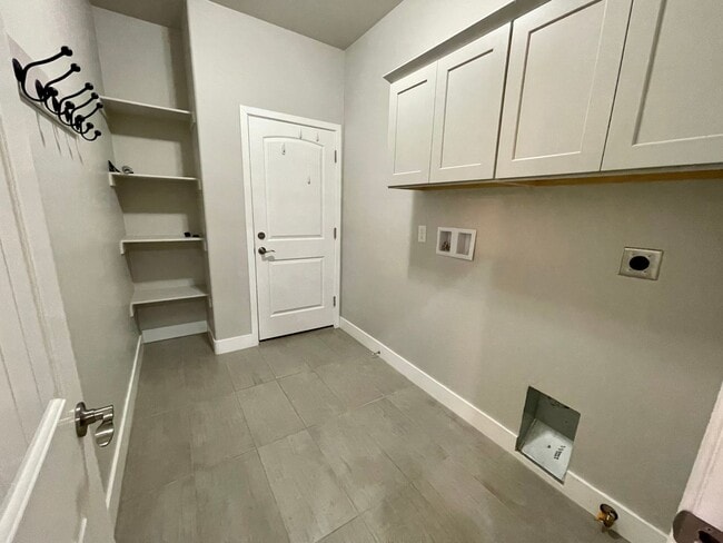 Building Photo - Beautiful 3 Bedroom Home in Gated Community!