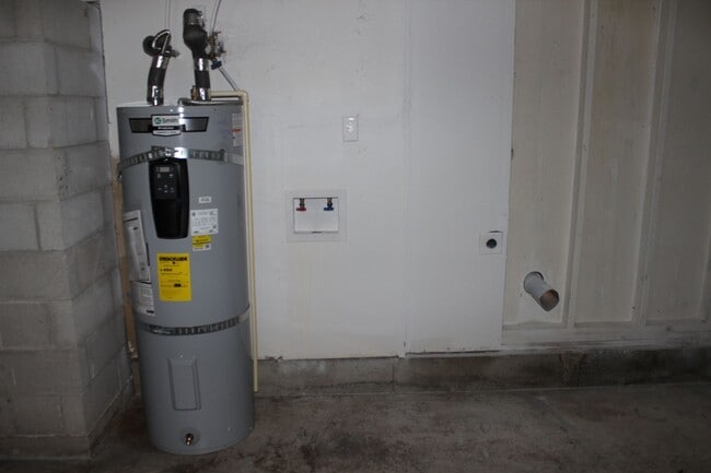 Building Photo - Three bedroom, 1 1/2 bath with fenced yard near Intel