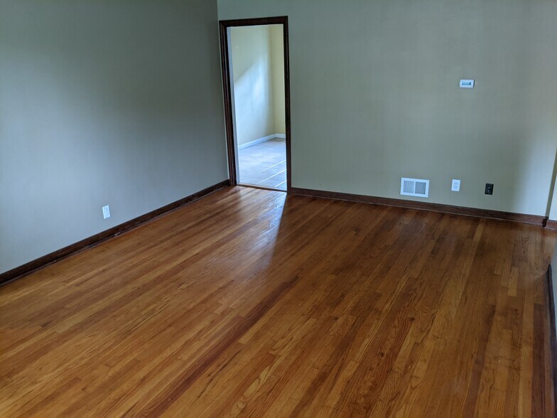 Building Photo - 3005 Fairway Dr