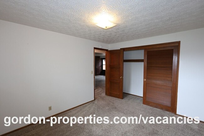 Building Photo - SE Cedar Ave - Single level 2 bedroom unit in duplex