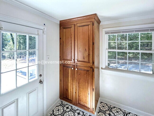 Building Photo - 2 Bed/2 Bath Home with Laundry Hookups / A...