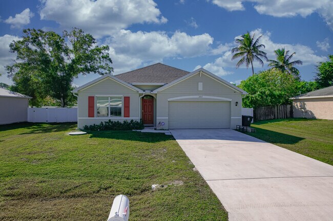 Building Photo - 2402 SE Gillette Ave