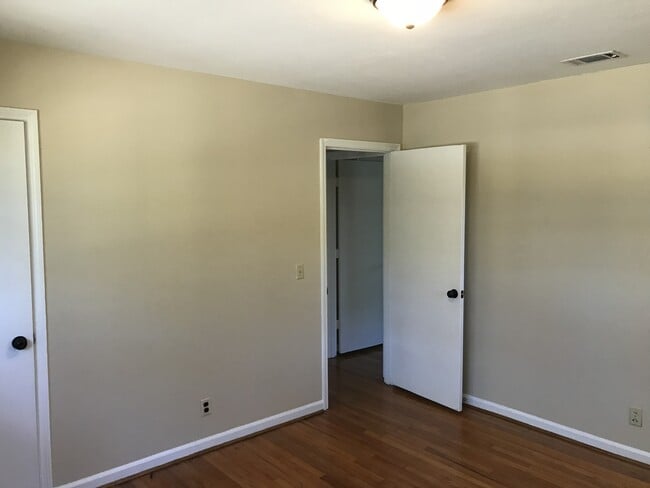Building Photo - **ON HOLD**3 Bedroom / 1.5 Bathroom Home f...
