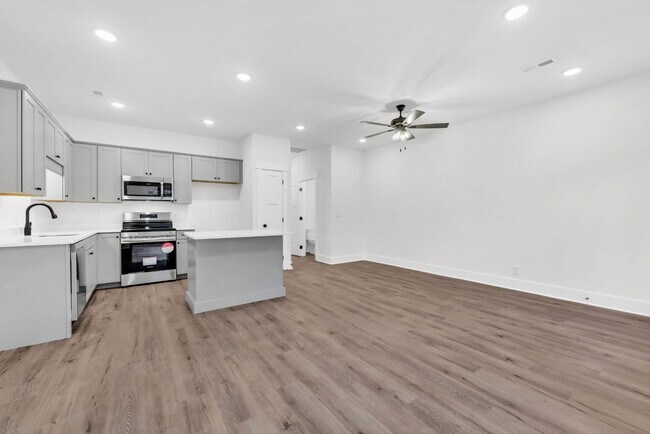 Building Photo - 3 Bedroom 2 1/2 Bath Condo For Rent Near Downtown!