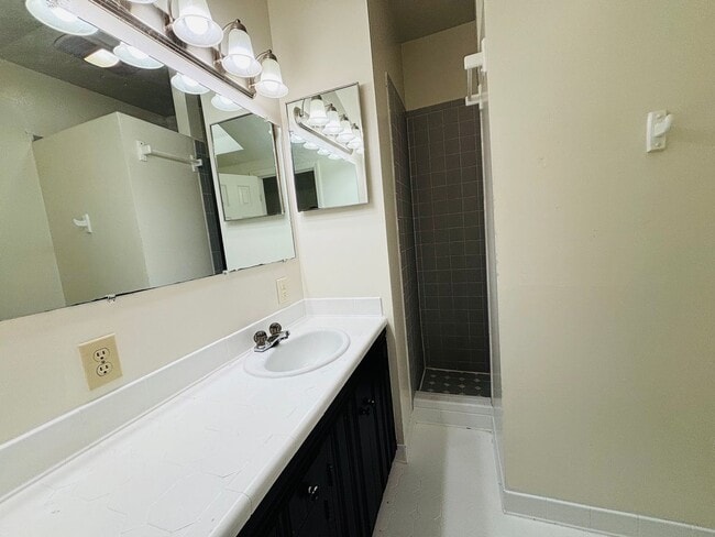 Building Photo - 2700 Meadowbrook Dr
