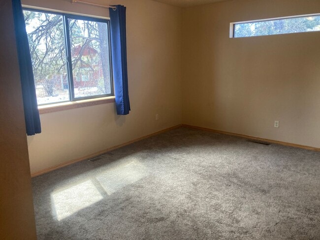 Building Photo - 405 Fir Dr