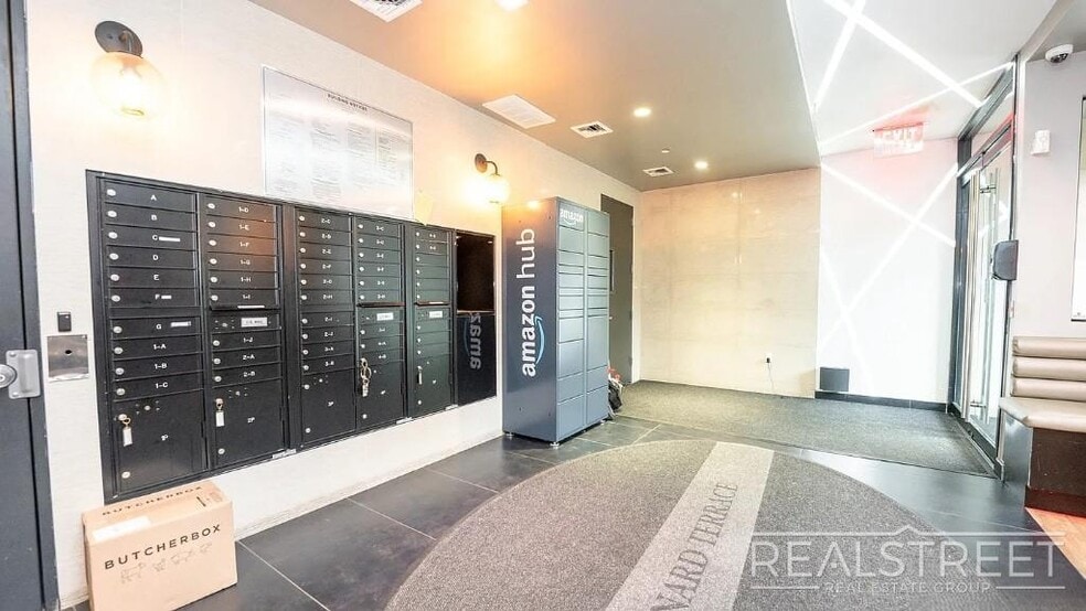 Building Photo - Modern 2 bedroom - Awesome design and architecture.