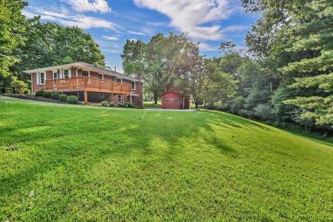 Building Photo - 613 Channell Dr