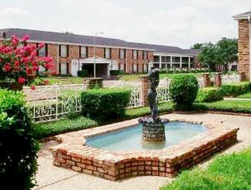 Building Photo - 2313 Fountain View Dr