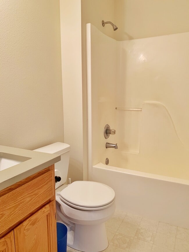 Building Photo - Bright and airy 4 bed!