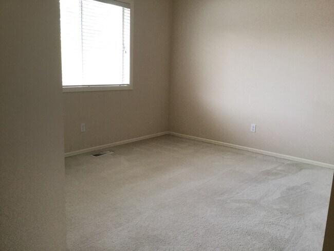 Building Photo - RARE OPPORTUNITY - 4 beds and 2.5 bath in ...