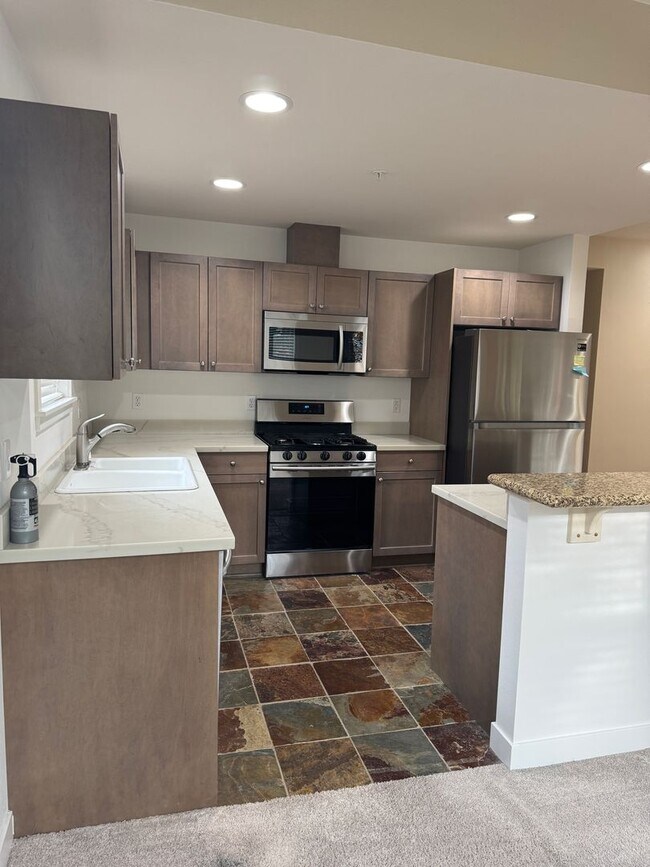 Building Photo - Issaquah 1bed Condo