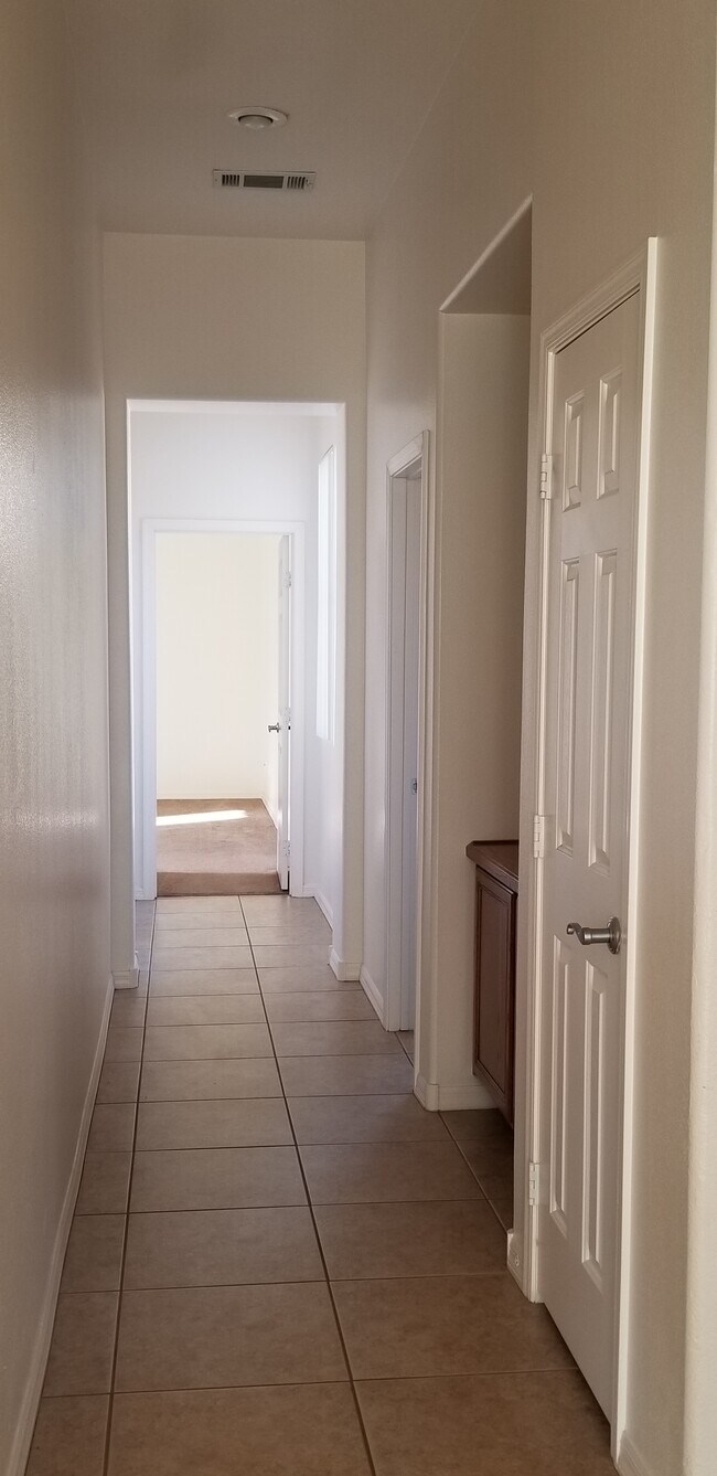 Building Photo - 4901 Oro Ln