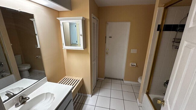 Building Photo - SPACIOUS 4-BEDROOM HOME WITH SCREENED POOL IN SE CAPE CORAL