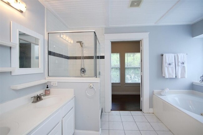 Building Photo - 16242 Pine Thorn Dr