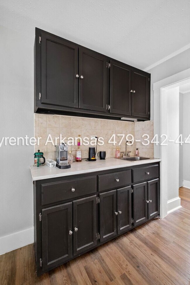 Building Photo - Charming 1 Bedroom Cottage-Style Home with Spacious Yard