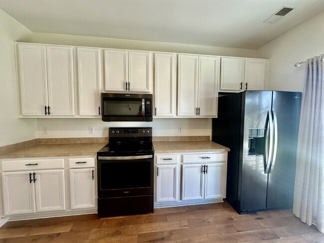 Building Photo - Beautifully Updated Three Bedroom Home in ...