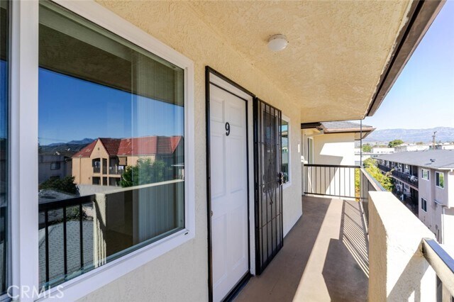 Building Photo - 909 E Chevy Chase Dr