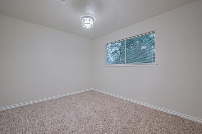 Building Photo - 520 S Rivershire Dr