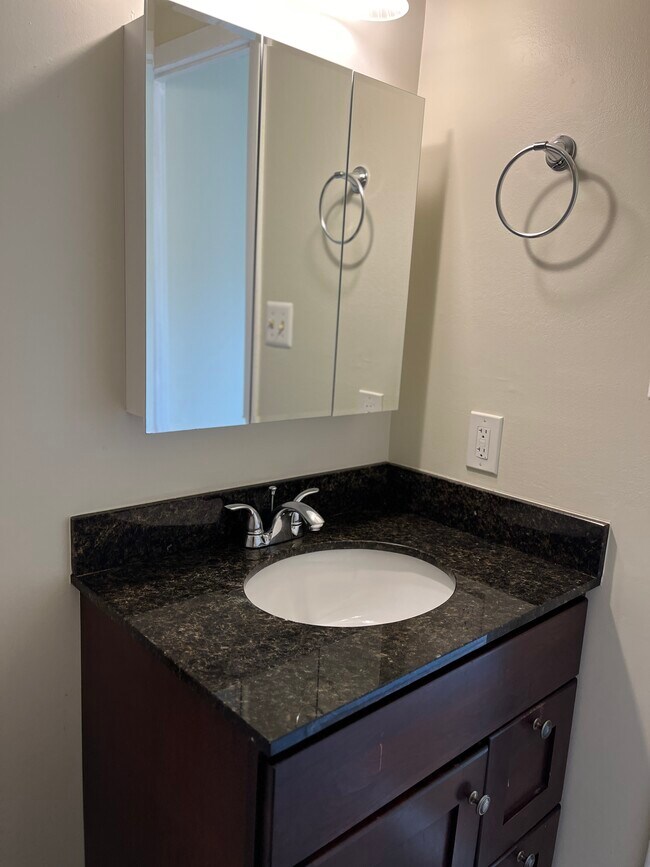 Building Photo - 2 Wimbledon Ln