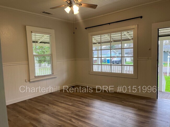 Building Photo - Wonderful, charming, home with large front porch in Kenwood