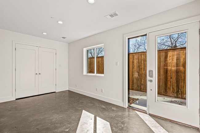 Building Photo - 2206 Arroyo Ave
