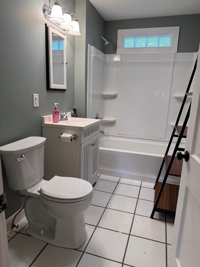 Building Photo - 3 Bed, 1 Bath Newly Renovated Home in Asheboro!
