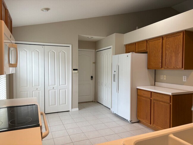 Building Photo - 10815 Lakeside Vista Dr