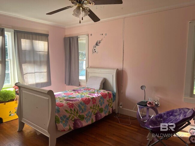 Building Photo - 52 Ratcliffe St