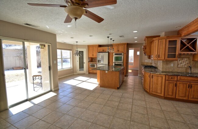 Building Photo - NE Heights Home
