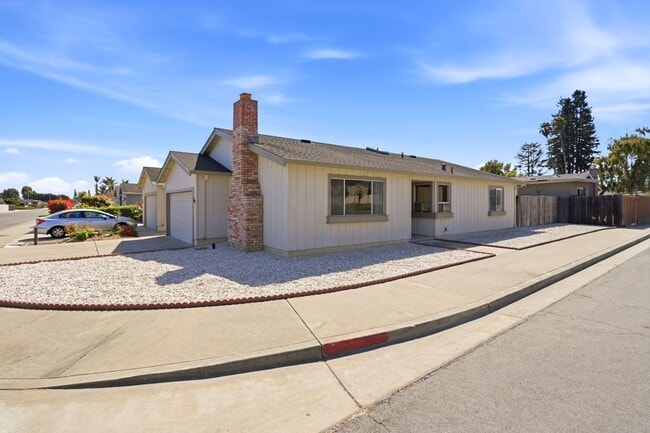 Building Photo - 745 Cedar Dr
