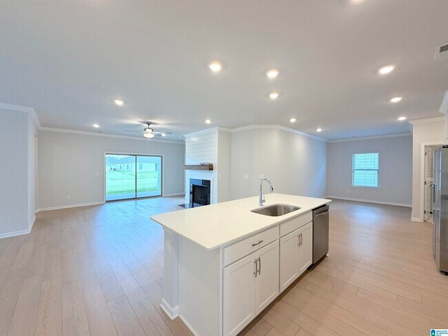 Building Photo - 305 Susan Lynn Dr