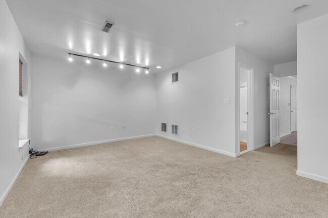Building Photo - Dream Townhome in Kingstowne – Updated Ele...