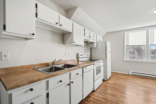 Building Photo - 533 14th Ave