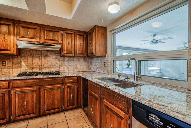 Building Photo - Stunning eastside rental in highly desirable area!