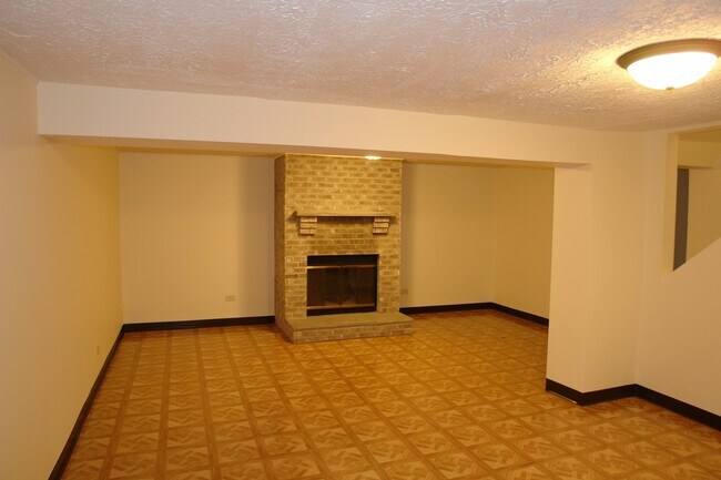 Building Photo - 1221 Meadowbrook Dr