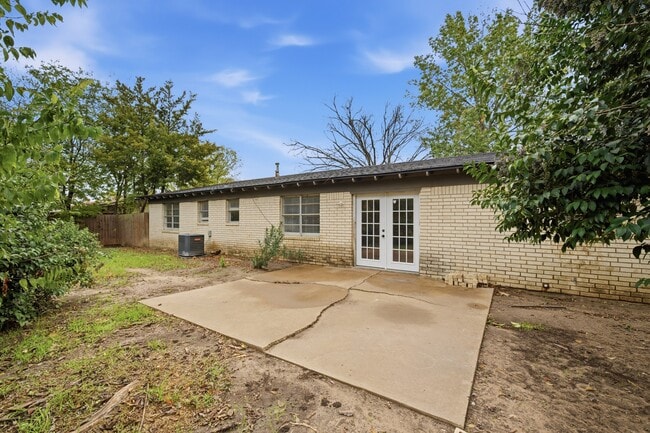 Building Photo - 917 Susan St