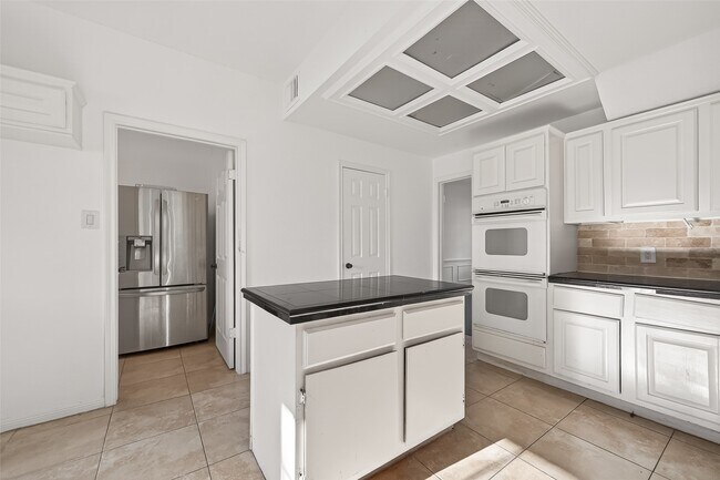 Building Photo - 2627 Double Lake Dr